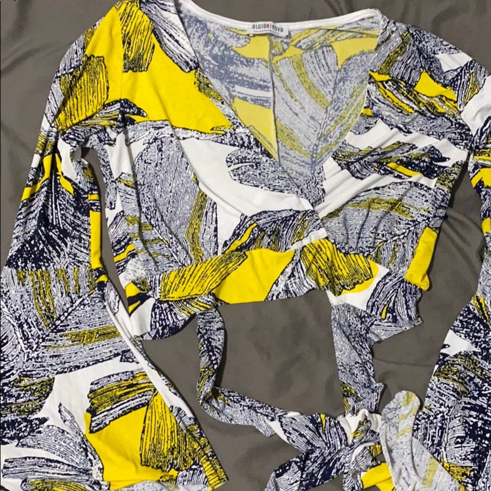 [Fashion Nova] Plunging Tie Crop Top